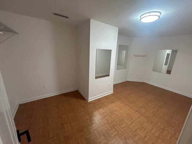 room - 900 Catskill Ct NE