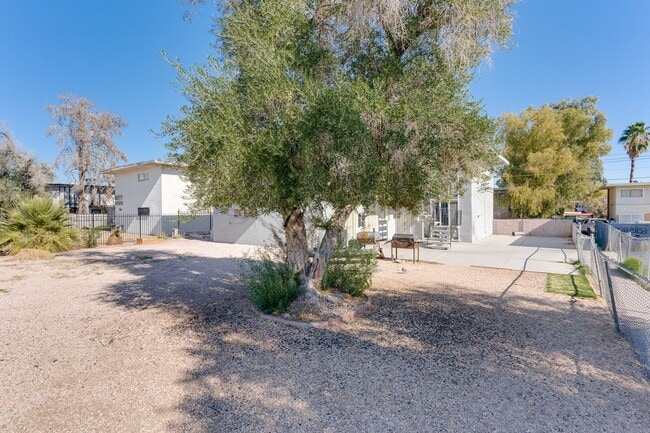 Photo - Bright & Spacious 2-Bedroom Upstairs Unit ...