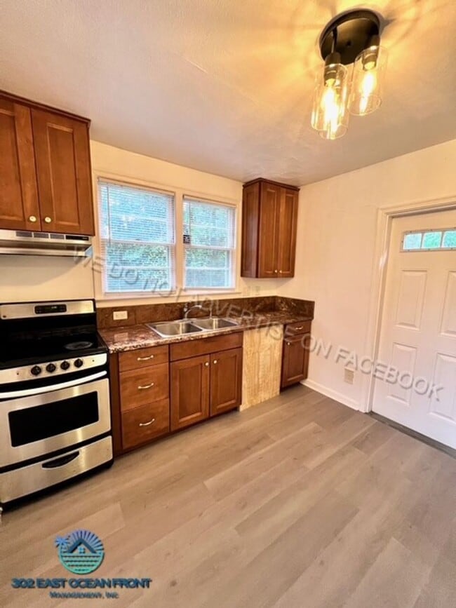 Photo - Huge 4 bedroom / 2 bathroom updated home n...