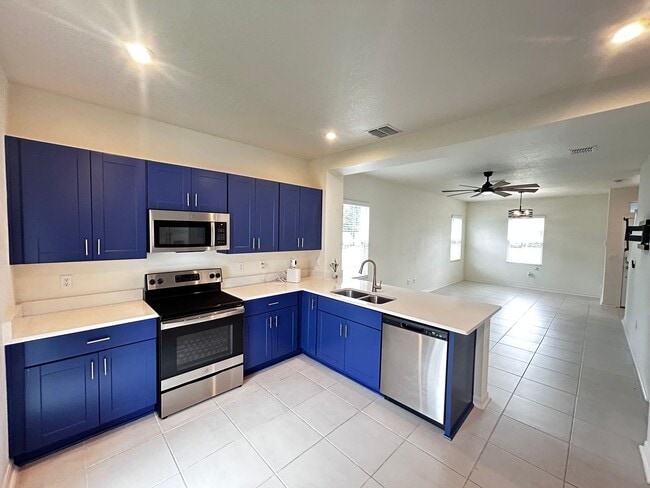 Building Photo - Newer Build 2/2.5 in Annies Walk! Just min... Rental