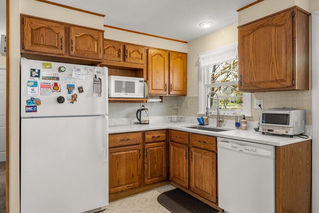 New quartz countertops in kitchen with new SS sink with prep basin - 40 Fields Rd