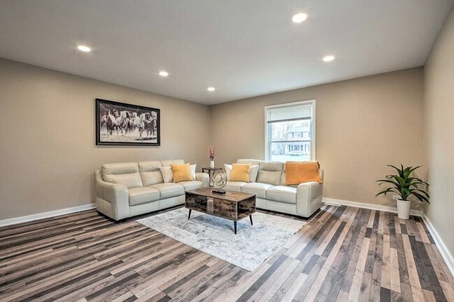 Photo - 505 E Valley Ln