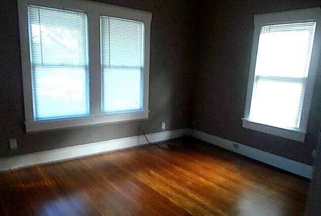 Photo - 720 E 12th St