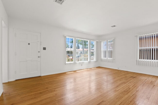 Photo - 5107 Enfield Ave