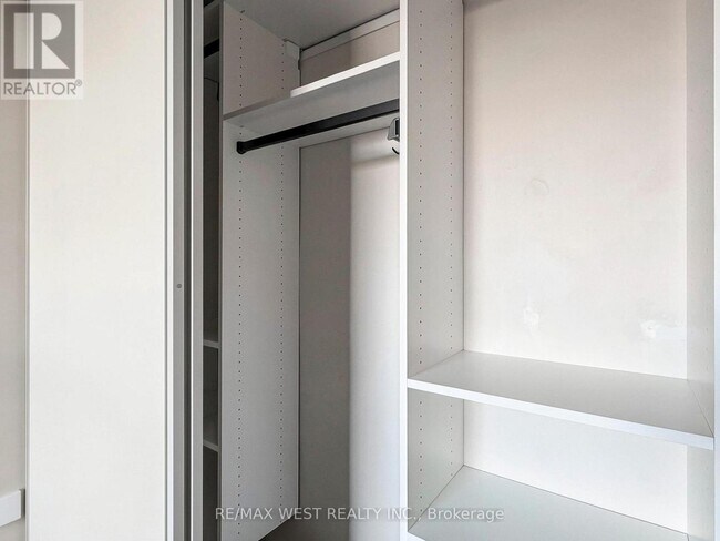 Photo - 725 King St W Unité 211