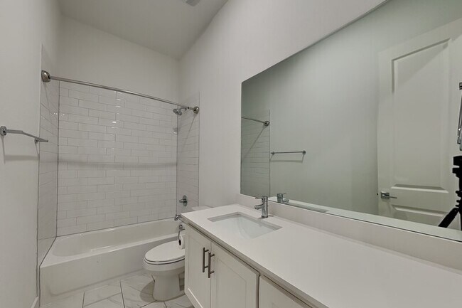 112 E Oscar Dr