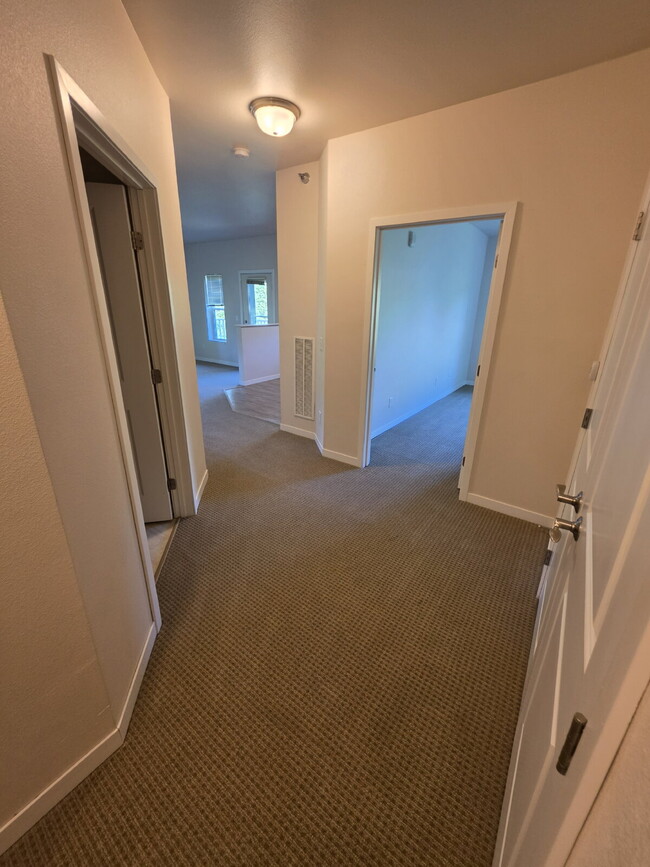 2 Bedroom | 1 Bathroom 2nd Floor Apartment Available OCTOBER 1ST!