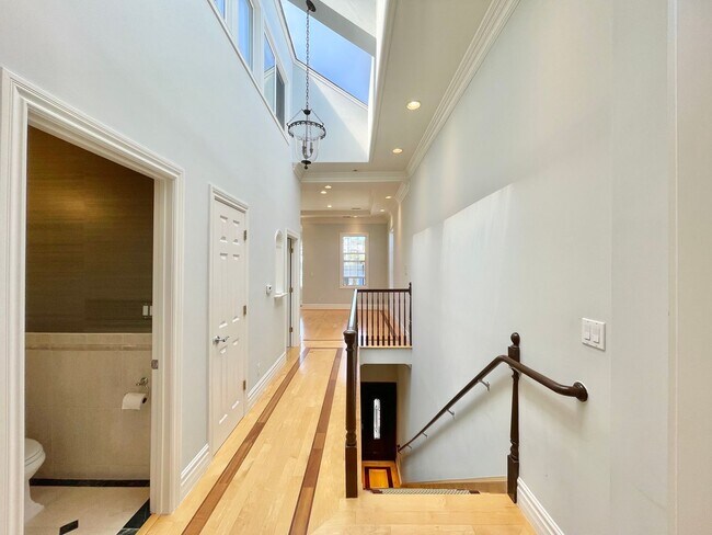 Building Photo - Spacious Bi-Level Top Floor 2BR + Sunroom/... Rental