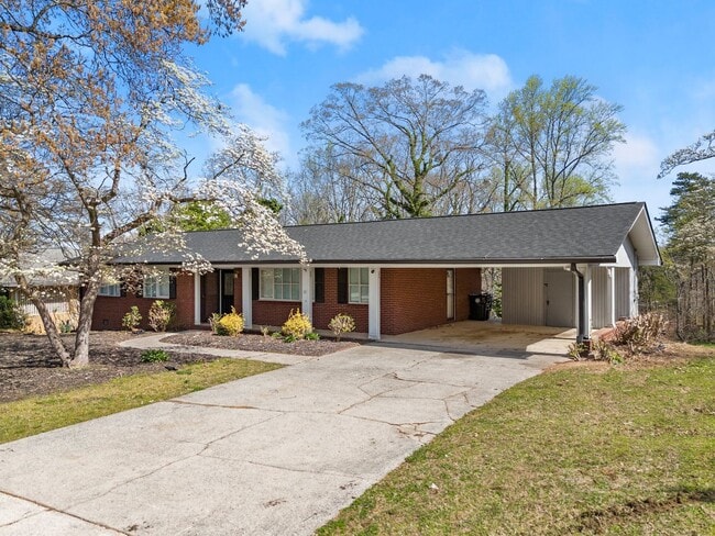 Building Photo - 3 Bedroom Lake Home In Gainesville!