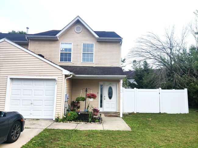 Building Photo - Charming 3-Bed Townhome in Sought-After Si...
