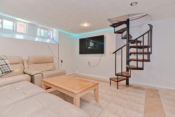Building Photo - 256 W 6th St Unit 1
