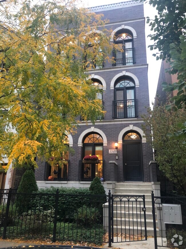 Exterior - 3340 N Kenmore Ave Unit #2 Rental