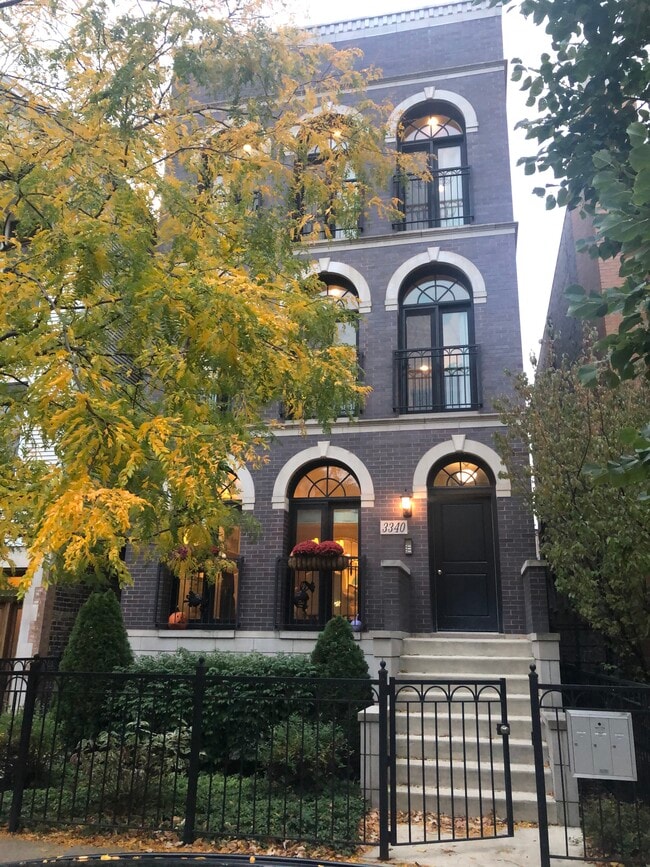 Exterior - 3340 N Kenmore Ave Condo Unit #2