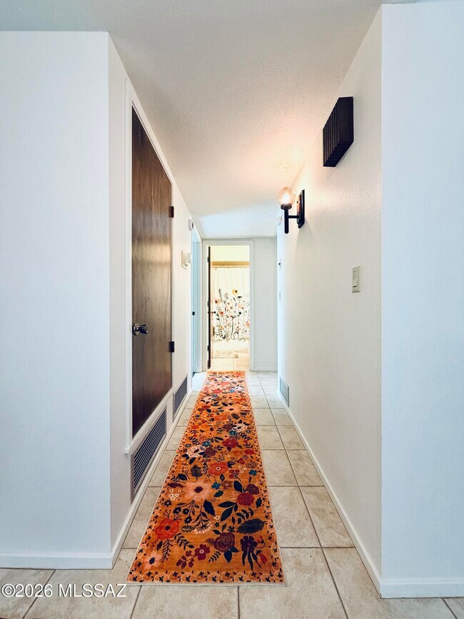 8449 N Vía Tioga