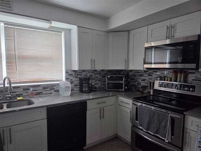 Building Photo - 2630 SW 49th Ct