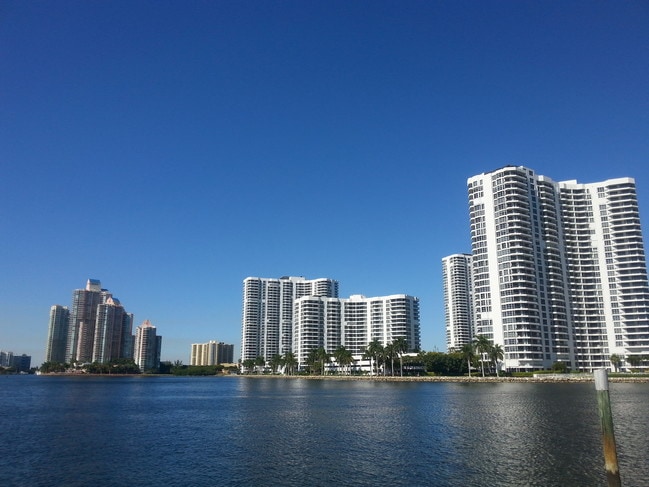 Building Photo - 3530 Mystic Pointe Dr Unit 2914