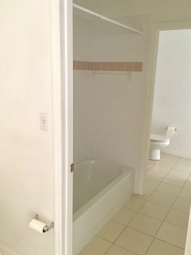 Photo - 434 Village Ct Unidad 210