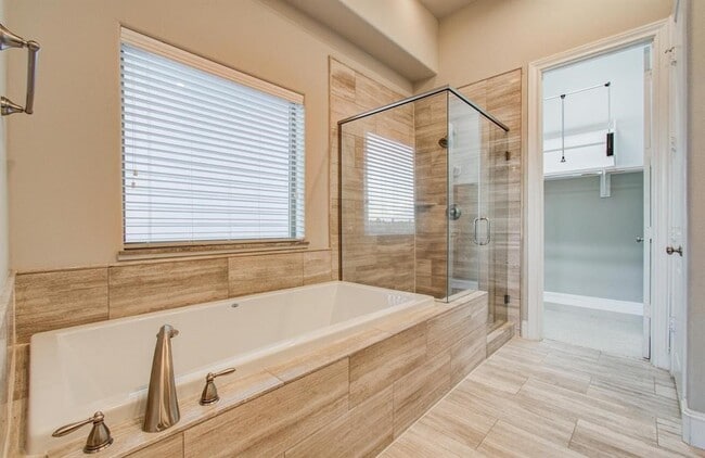 Building Photo - 610 Delano St