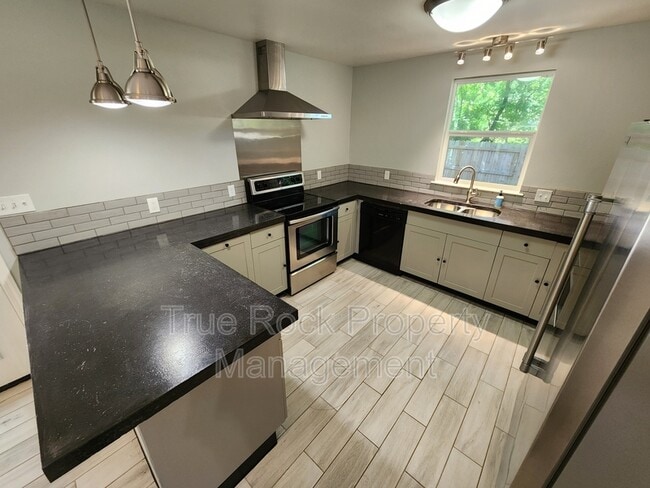 Photo - 2010 E Foster Dr
