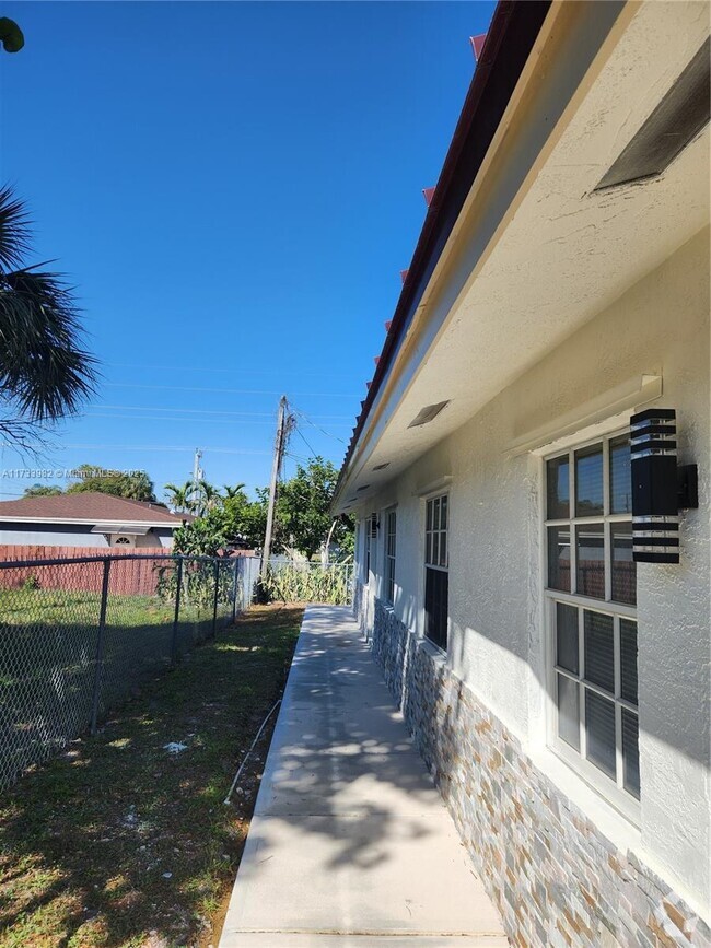 Building Photo - 611 NW 2nd Terrace Unit 1-2 Rental