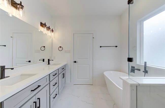 Photo - 1102 Paul Quinn St Unidad #B