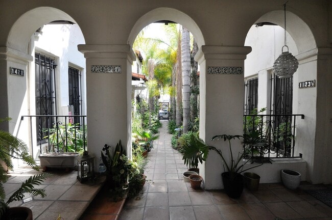 Photo - 1417 S Crescent Heights Blvd Unidad 1425