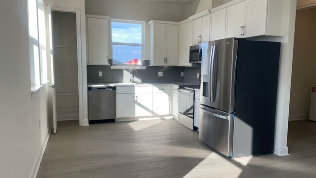 Photo - BRAND NEW Luxury 1-Bed Apartment  in Lake ...