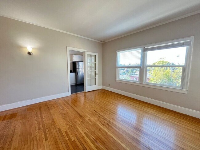 Photo - 827 Warfield Ave Unit 08