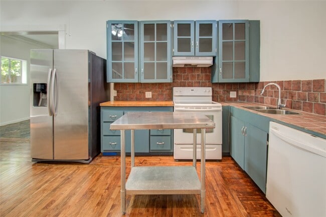 Building Photo - 5311 Palmetto St Unit C Rental
