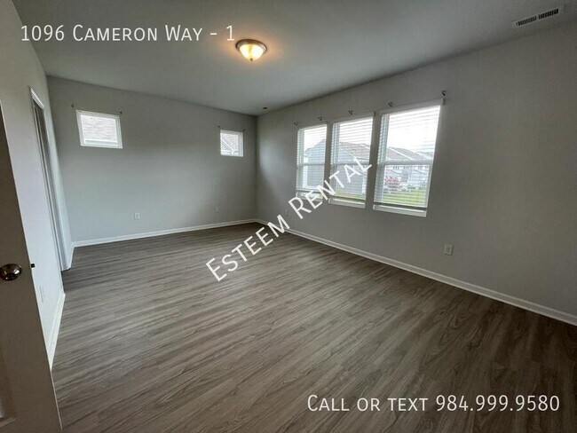 Photo - 1096 Cameron Wy