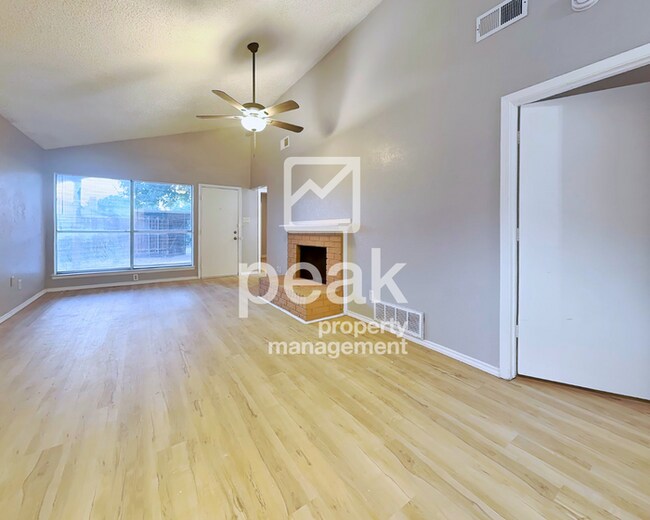 $1,475! 2/Bed1.5Bath duplex in Arlington!