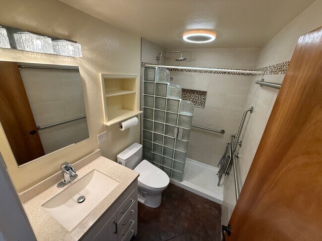 Photo - Beautifully Remodeled 2 bedroom townhome i... Unidad 4A
