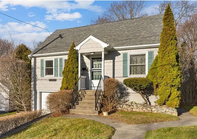 Building Photo - Newly Renovated House for Rent in Tiverton!
