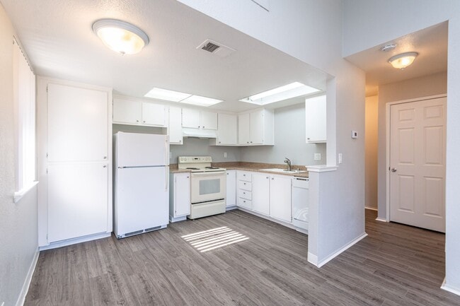 Photo - River Oaks Apartments
