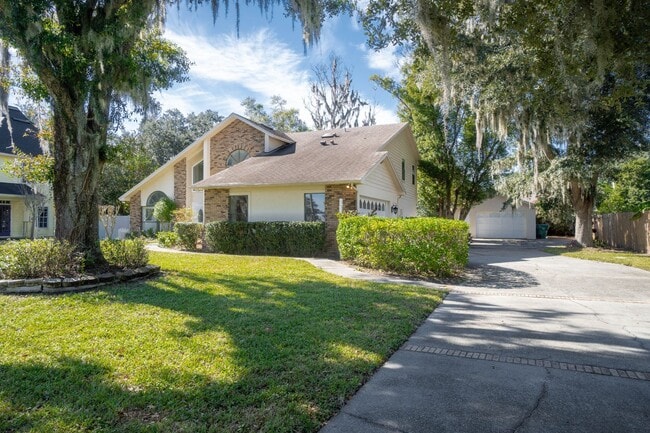 Photo - FOR RENT!!! STUNNING AND SPACIOUS SINGLE FAMILY HOME WITH LAKE VIEW...