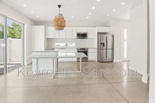 Photo - 2066 Roselawn St