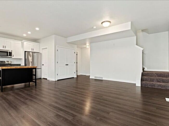 Photo - RIVERTON 3 BED, 2.5 BATH TOWNHOME