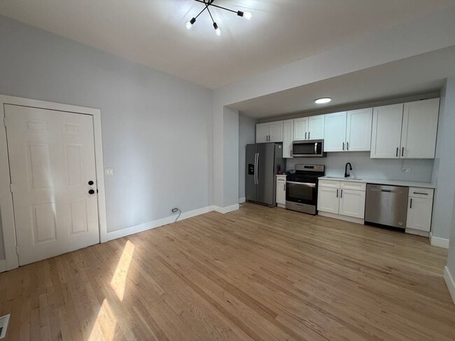 Building Photo - 932 N Richmond St