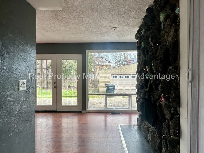Photo - Beautiful Mid-Century 3 Bedroom Steps from...