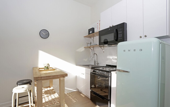 Building Photo - 810 N Clark St