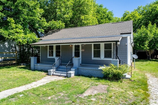 Building Photo - Recently Renovated Three bedroom Home!