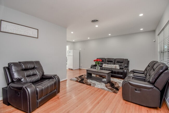 Photo - 6817 Hendon Ln