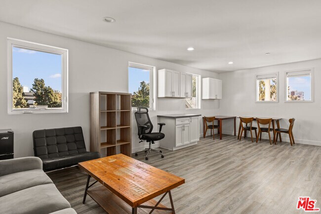 Photo - 1147 W 37th St Unit 1