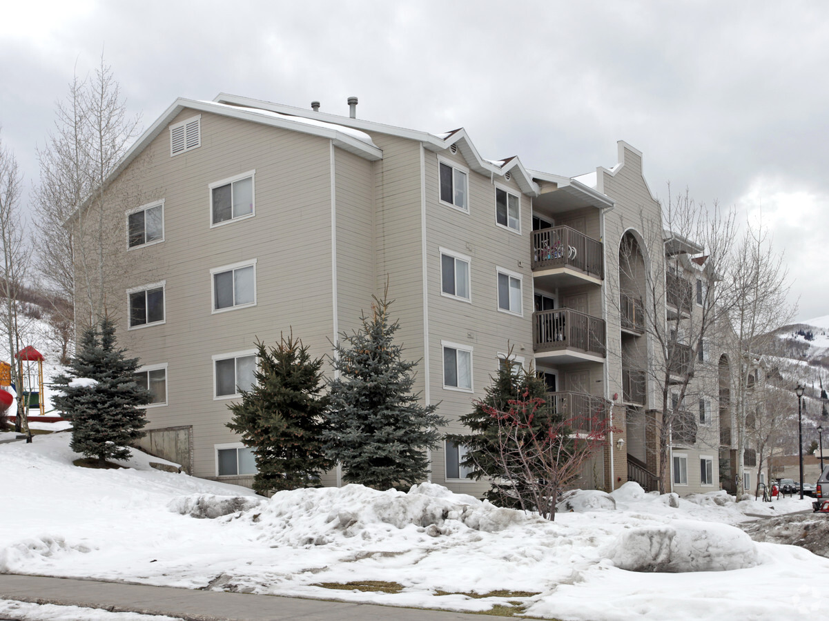 Iron Horse Park - Iron Horse Park Apartments