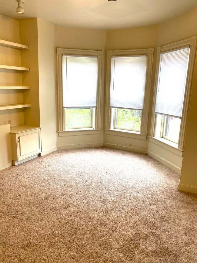 Building Photo - 1 -1/2-104 1/2 E Clay St Unit Apt #D