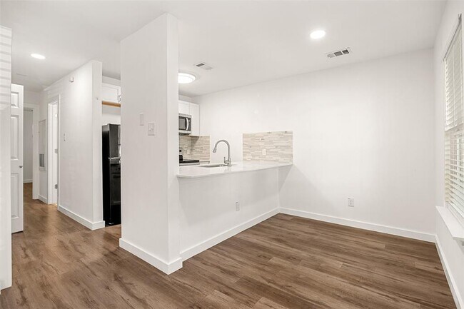 6409 Burns St Unit 106