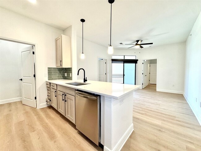 Building Photo - 2300 Richmond Ave. Unit 327 Rental