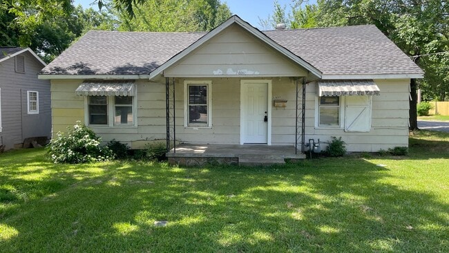 Building Photo - 3 Bedrooms | 1 Bathroom | $1,090/Month