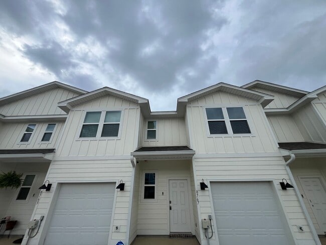 New Townhome near UWF and Nine Mile RD - New Townhome near UWF and Nine Mile RD