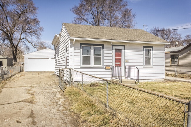 Building Photo - Adorable 2 Bedroom 1 Bath - 2 Stall Detach... Rental